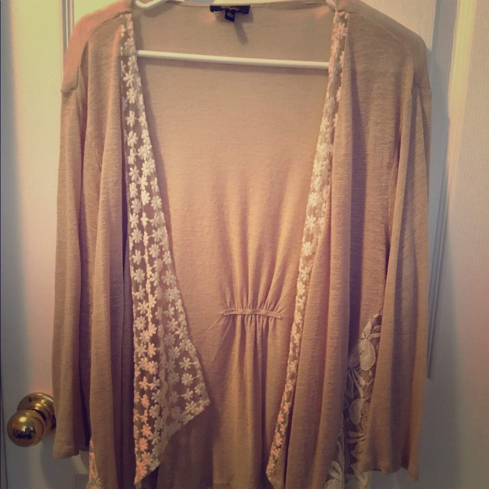 Lightweight cardigan with lace